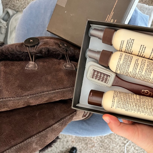 UGG BAILEY SUEDE BUTTON BOOTS + UGG CLEANING KIT - Picture 5 of 7